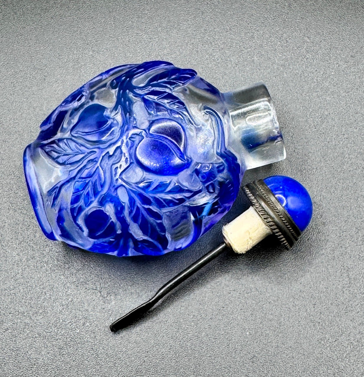 Antique Chinese Overlay Peking Glass Snuff Bottle