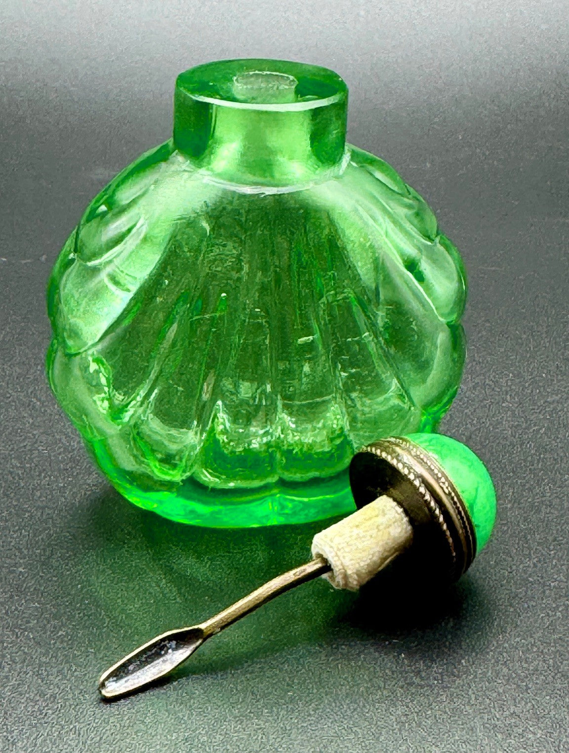 Antique Chinese Green Glass Snuff Bottle